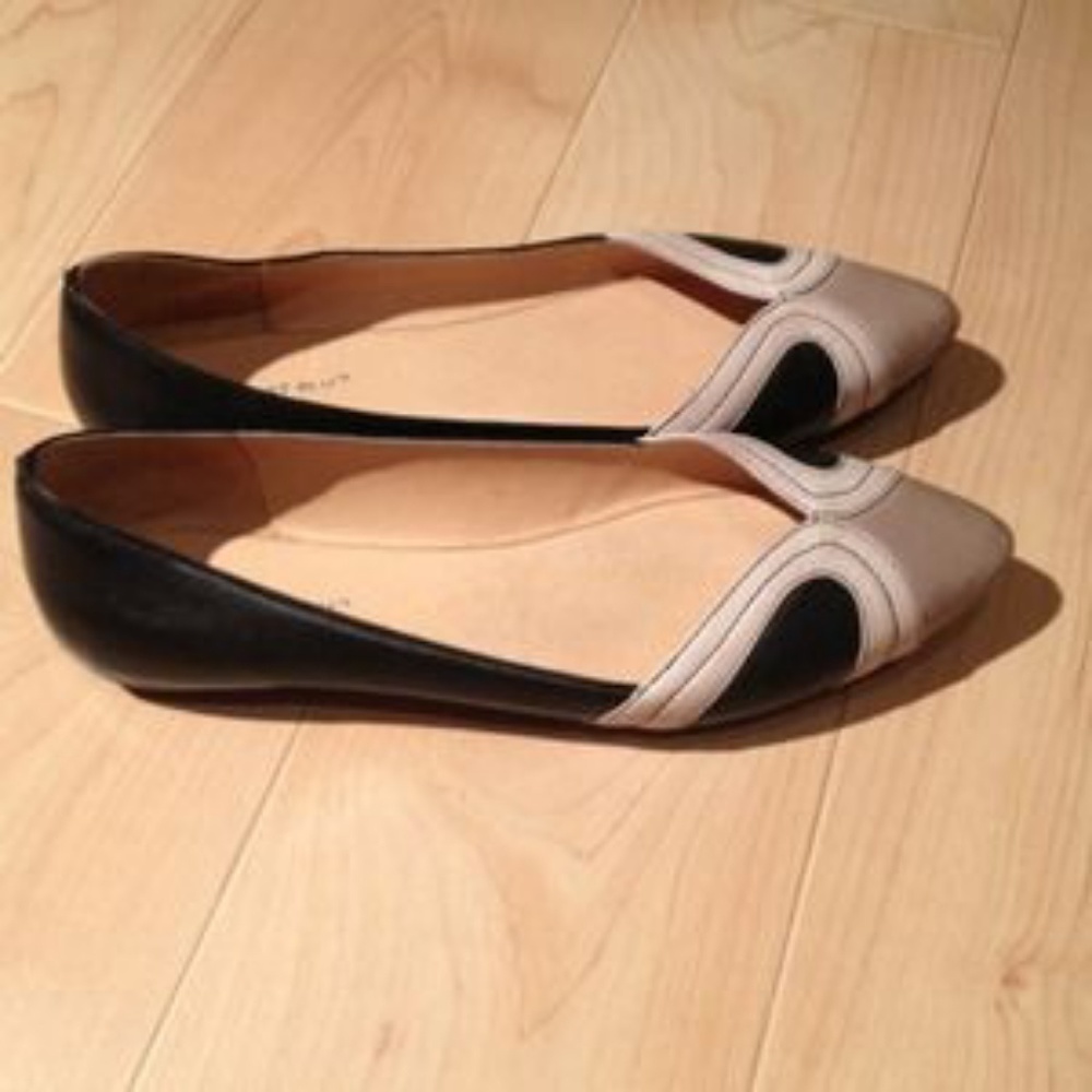ISO: CHOCOLAT BLU GOLDIE FLATS SIZE 9